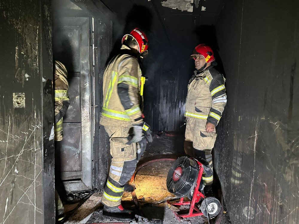 نجات ۸ نفر از جمله یک کودک دو ساله در آتش‌سوزی ساختمان اداری