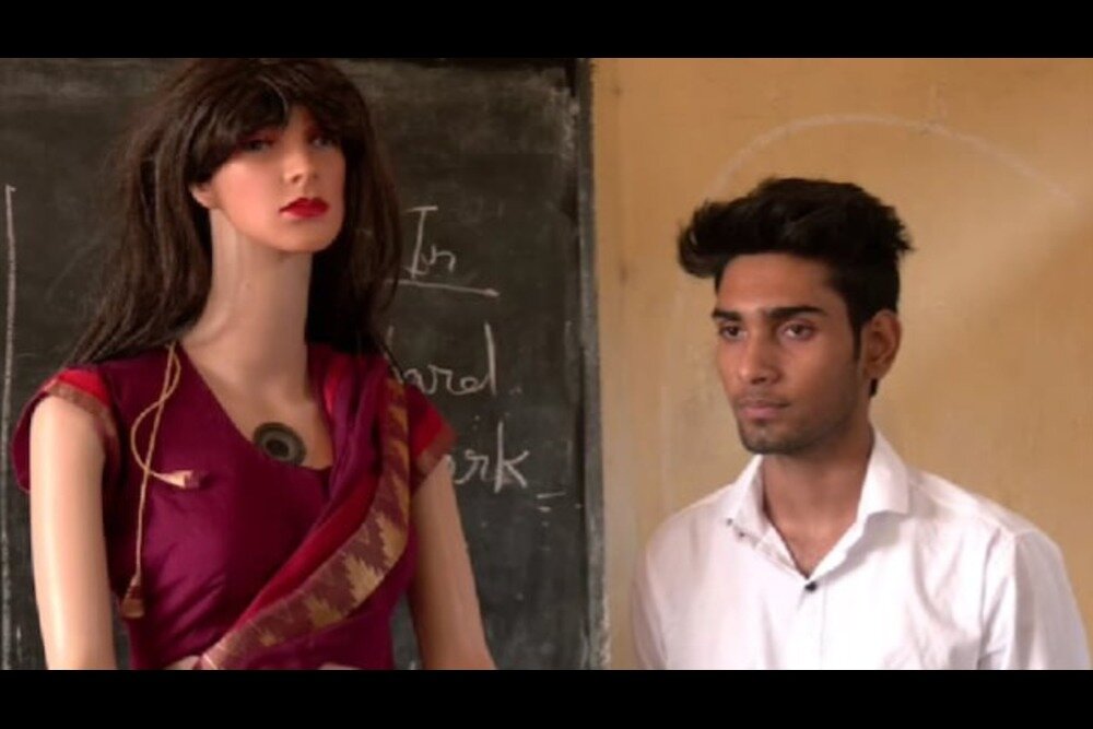 دانش‌آموز هندی ۱۷ ساله با اختراع آموزگار رباتیک شگفتی آفرید!